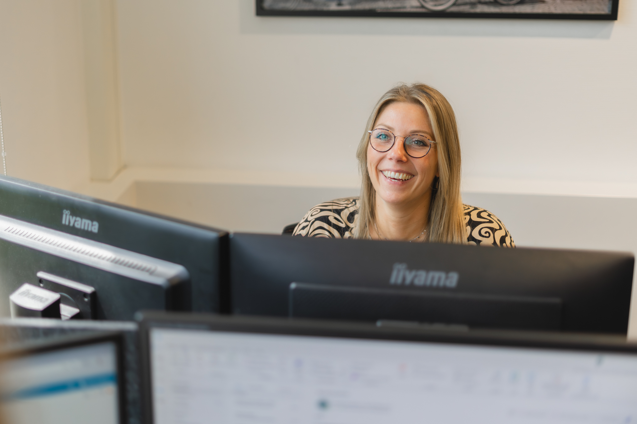 Vrouw achter computer