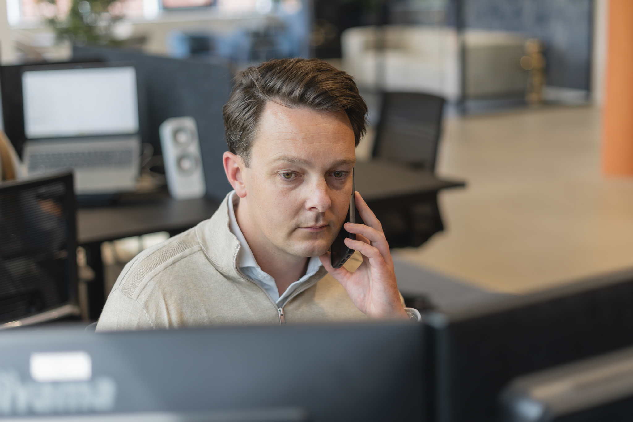 Emiel aan de telefoon