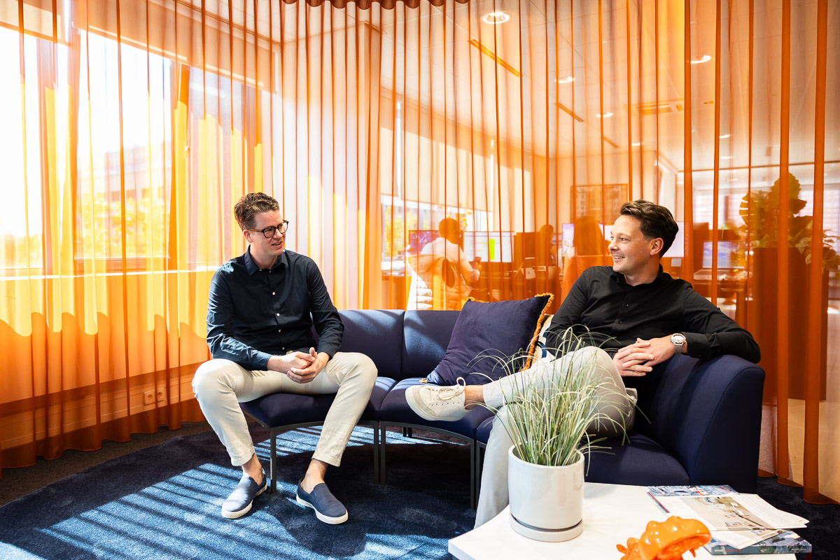 Sander en Nathan op de bank op kantoor