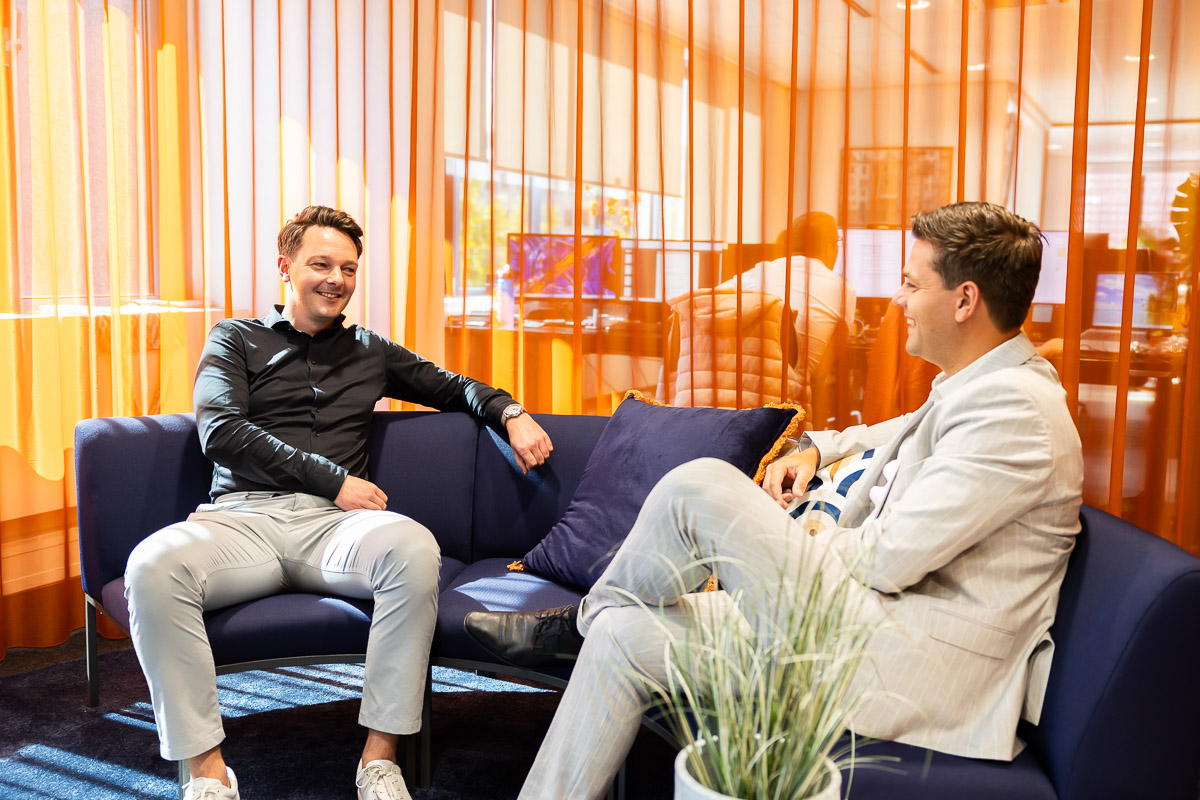 kantoorgesprek op een bank