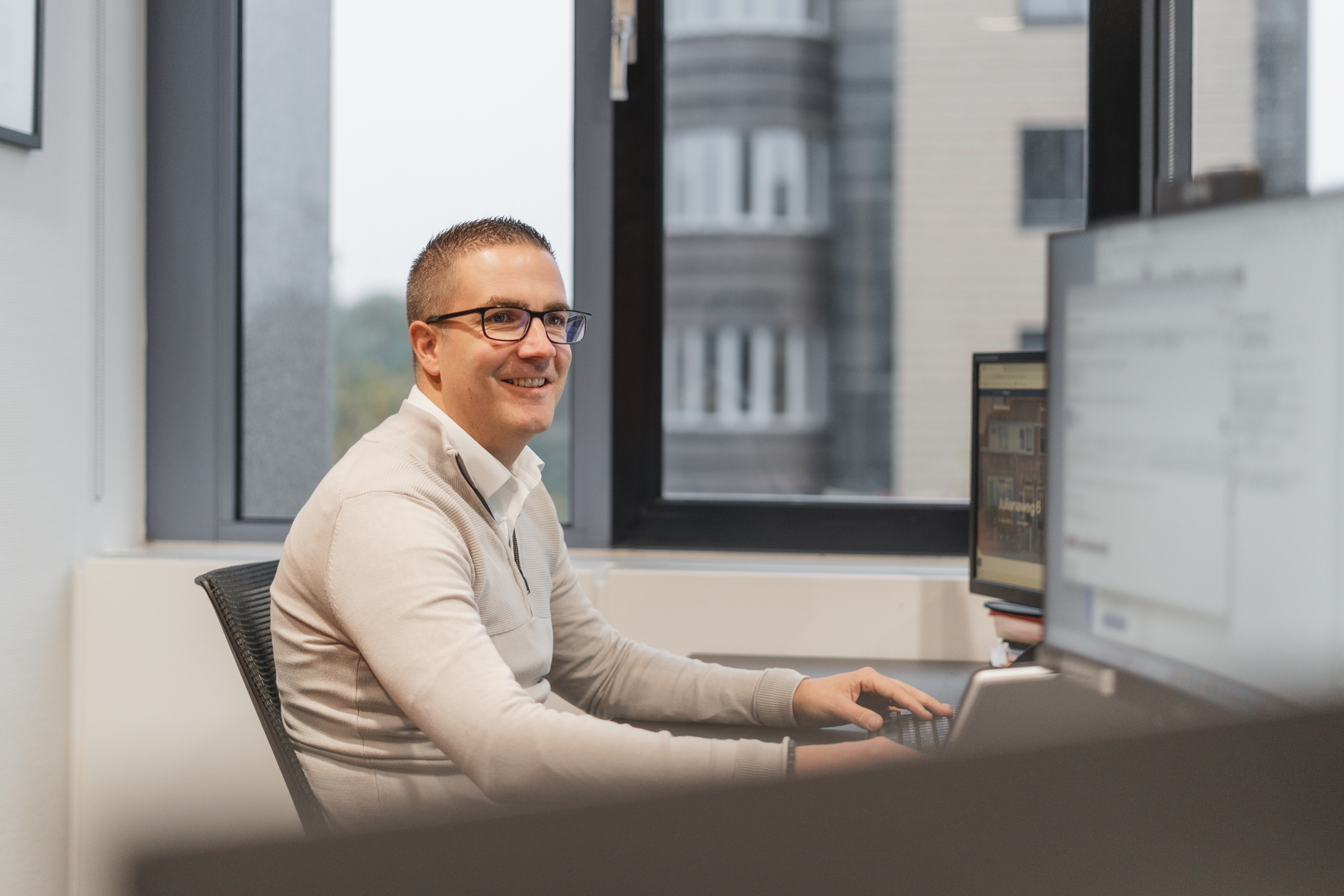 Vincent achter laptop